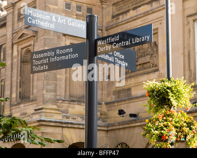 Panneaux indicateurs dans le centre-ville de Derby, Derbyshire, Angleterre, Royaume-Uni Banque D'Images