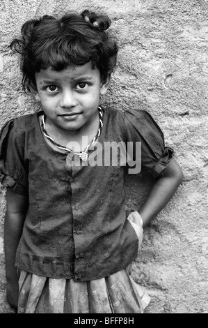 Petit village indien girl portrait. L'Andhra Pradesh, Inde. Noir et blanc. Banque D'Images