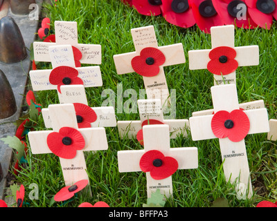 Close up of poppy hommages sur le monument aux morts de la Place du marché dans le centre-ville de Derby, Derbyshire, Angleterre, Royaume-Uni Banque D'Images