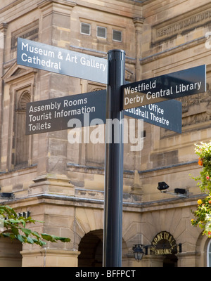 Panneaux indicateurs dans le centre-ville de Derby, Derbyshire, Angleterre, Royaume-Uni Banque D'Images