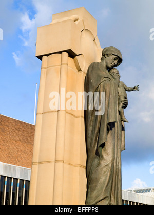 Gros plan du monument commémoratif de guerre à la place du marché dans le centre-ville de Derby, Derbyshire, Angleterre, Royaume-Uni Banque D'Images