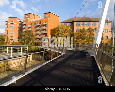 Appartement moderne de bâtiments par la rivière Derwent dans le centre-ville de Derby, Derbyshire, Angleterre, Royaume-Uni Banque D'Images