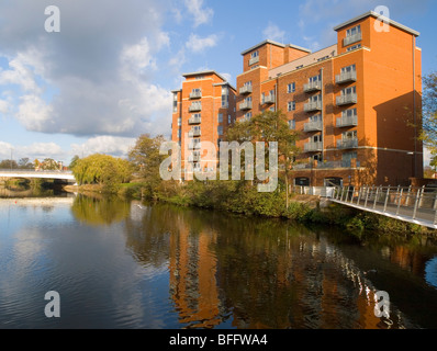 Appartement moderne de bâtiments par la rivière Derwent dans le centre-ville de Derby, Derbyshire, Angleterre, Royaume-Uni Banque D'Images