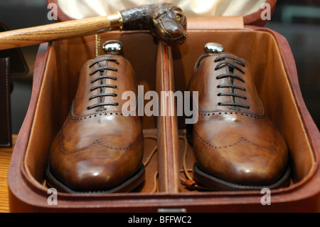 Chaussures pour homme dans une boîte Banque D'Images