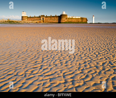 Ondulations dans le sable et de Fort Perchaude Rock, New Brighton, le Wirral, Merseyside, Royaume-Uni Banque D'Images