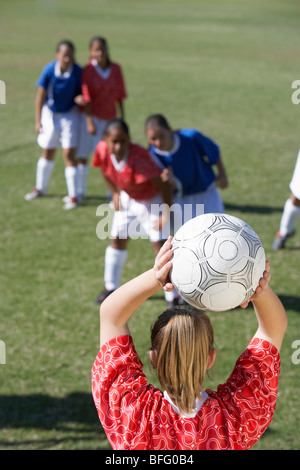 Les filles jouant au football Banque D'Images