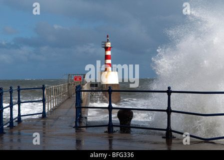 Petit phare sur l'Amblève pier dans le Northumberland, Angleterre,'Grande-bretagne','Royaume-Uni',GB,UK,EU Banque D'Images