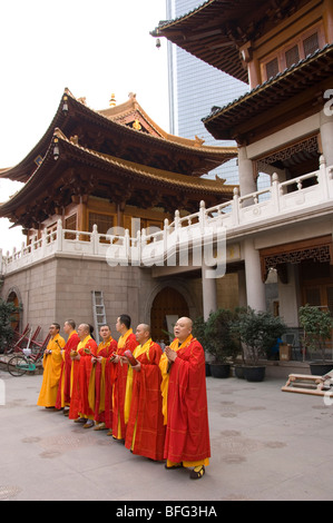 Les moines bouddhistes en avant-cour de temple de Jing'an à Shanghai, Chine. Banque D'Images