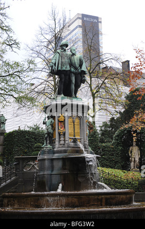 Statue en bronze de chefs d'Egmont et de Hornes faite par Charles Fraikin août dans le square du Petit Sablon Bruxelles Belgique Banque D'Images