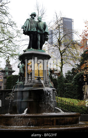 Statue en bronze de chefs d'Egmont et de Hornes faite par Charles Fraikin août dans le square du Petit Sablon Bruxelles Belgique Banque D'Images