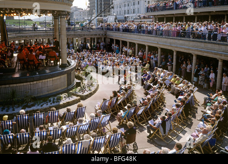 Royaume-uni, Angleterre, Sussex, Eastbourne, promenade enregistrer des chansons de louange programme TV en kiosque Banque D'Images