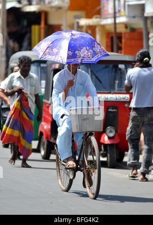 Man riding a bicycle, Sri Lanka Banque D'Images