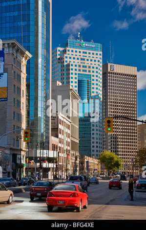 À l'Est, vers l'avenue Portage Portage et Main, centre-ville de Winnipeg, Manitoba, Canada. Banque D'Images