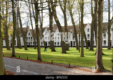 Le Begijnhof est aujourd'hui occupé par des religieuses bénédictines à Bruges en Belgique Europe Banque D'Images