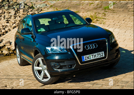 Audi Q5 en vue 3/4 avant noir Banque D'Images