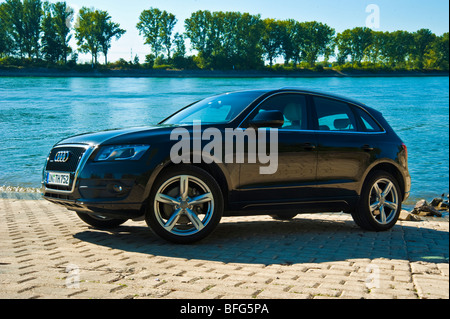 Audi Q5 noir en vue de côté en face de la rivière du Rhin Banque D'Images