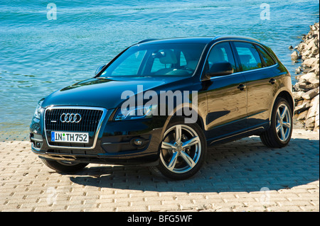 Audi Q5 en vue 3/4 avant noir Banque D'Images