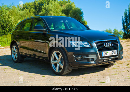 Audi Q5 en vue 3/4 avant noir Banque D'Images