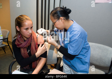 H1N1 le vaccin contre la grippe à un site de distribution de points (PODS) clinique de vaccination à New York Banque D'Images