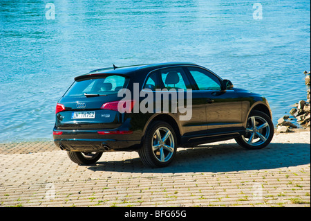 Audi Q5 noir en vue 3/4 arrière Banque D'Images