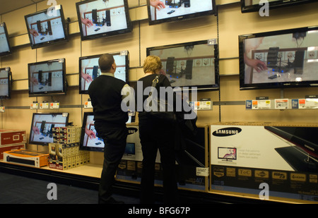 Les clients de naviguer sur le téléviseur à écran plat afficher dans le cadre d'un tout nouveau magasin d'électronique Best Buy à Union Square à New York Banque D'Images