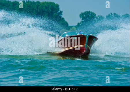 Bateau en bois classique Super Riva Florida avec grand bruit laissant à grande vitesse Banque D'Images