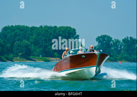 Bateau en bois classique Riva Tritone avec grand bruit laissant à grande vitesse Banque D'Images