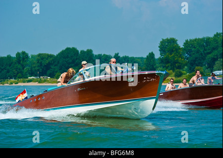 Bateau en bois classique Riva Tritone passant Poncelet sur haute vitesse Banque D'Images