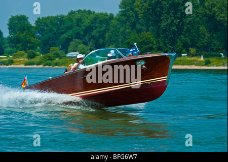 Bateau en bois classique Super Riva Florida avec grand bruit laissant à grande vitesse, Banque D'Images