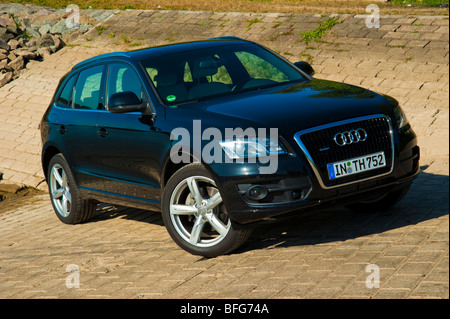 Audi Q5 en vue 3/4 avant noir Banque D'Images