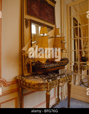 Close-up du modèle antique sailing ship console doré sur table en face d'un miroir ancien en français vacances hall Banque D'Images