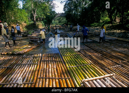 Jamaïcains, les hommes adultes, des guides touristiques, des radeaux de bambou radeau de bambou, voyage, le grand fleuve, Grande Rivière, village de lethe, Jamaïque Banque D'Images