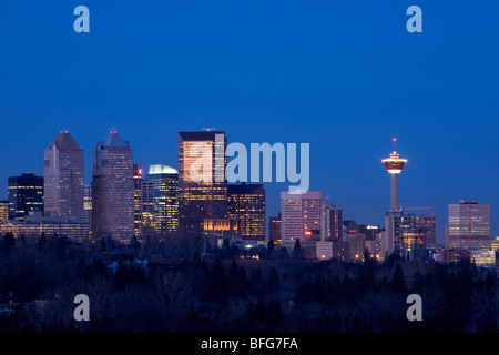 Skyline de Calgary, Alberta à la nord avec une vue de la tour de Calgary par une nuit claire Banque D'Images