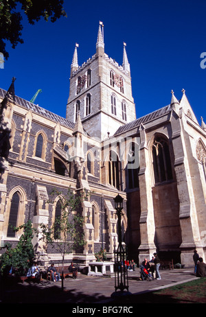 La cathédrale de Southwark ou la Cathédrale et collégiale de St Sauveur et St Mary Overie Southwark London England uk go Banque D'Images