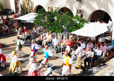 Groupe folklorique en costume traditionnel à danser à Pueblo Canario à Las Palmas de Gran Canaria dans les îles Canaries Banque D'Images