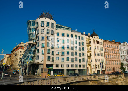 Maison qui danse le long de Riverside Prague République Tchèque Europe Banque D'Images