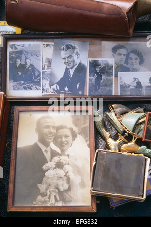 Close-up of old photographies en noir et blanc affichées sur l'étal du marché français Banque D'Images