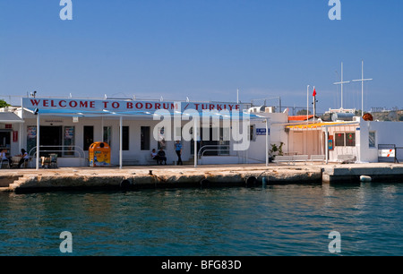 Vue sur le port, à Bodrum, dans l'ouest de la Turquie avec la douane et l'arrivée zone visible Banque D'Images