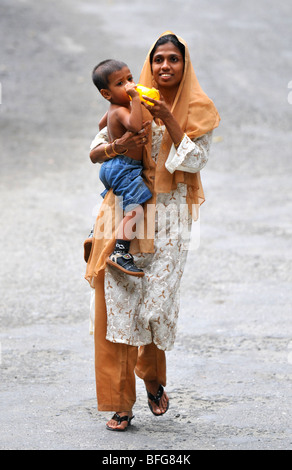 Mère portant l'enfant, Sri Lanka, société mère et fils, femme et garçon, Sri Lanka Banque D'Images