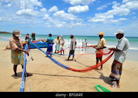 Les pêcheurs, le Sri Lanka, "Alice Garden Beach' beach, Trincomalee, Sri Lanka Banque D'Images