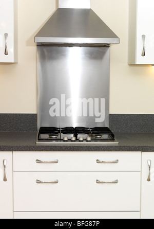 Cuisinière à gaz et de l'acier inoxydable capot intérieur Extraxtor De Luxe Télévision Cuisine Banque D'Images