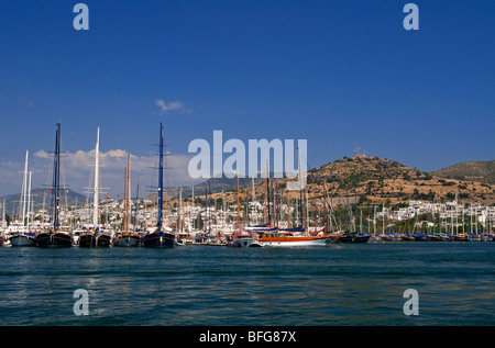 Vue sur le port, à Bodrum, dans l'ouest de la Turquie avec des yachts et voiliers amarrés dans le port Banque D'Images