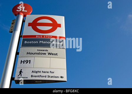 Arrêt de bus de Londres signfor Boston Manor road, sur la Great West Road, Brentford, Londres, Angleterre Banque D'Images