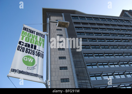 Déplacer dans aujourd'hui sur une publicité signe avec bureaux à louer dans un bâtiment en arrière-plan, à Brentford, Londres, Angleterre Banque D'Images