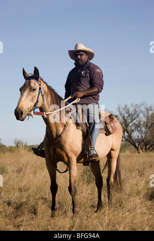 Home Valley Station stockman rassemblement autochtone à cheval dans l'ouest de l'Australie Kimberley sur la Gibb River Road Banque D'Images