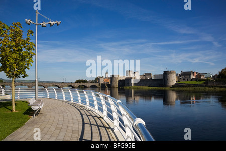 Promenade moderne donnant sur 13e siècle King John's Castle, et la rivière Shannon, Limerick, Irlande Banque D'Images