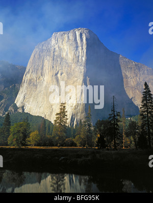 El Capitan peak, plane sur la rivière Merced dans Yosemite National Park, Californie Banque D'Images