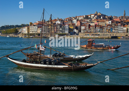 Au Portugal, la Costa Verde, Porto, le fleuve Douro, le vin de barges et de Ribeira de la vieille ville Banque D'Images