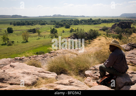 Guide touristique des Autochtones à l'Ubirr Rock Art site dans les Territoires du nord du Parc National de Kakadu en Australie Banque D'Images