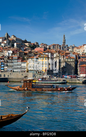 Au Portugal, la Costa Verde, Porto, le fleuve Douro, le vin de barges et de Ribeira de la vieille ville Banque D'Images